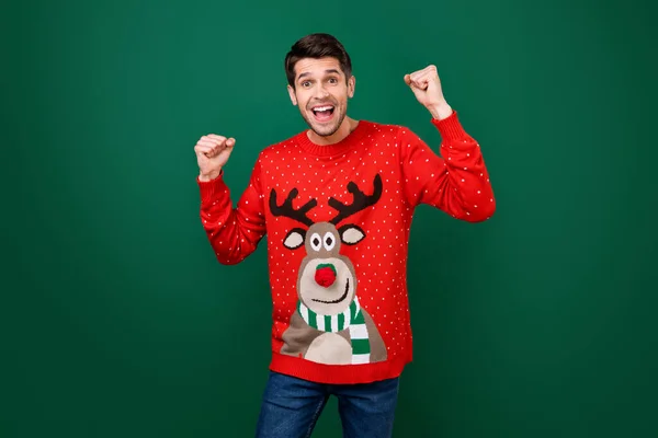 Foto di giovane uomo eccitato felice sorriso positivo gioire festeggiare il nuovo anno partito isolato su sfondo di colore verde — Foto Stock