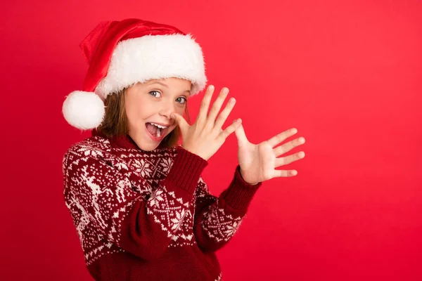 긍정적 인 미소를 짓는 여학생의 프로필 사진붉은 색 배경 위에 고립된 크리스마스를 농담하는 손 — 스톡 사진