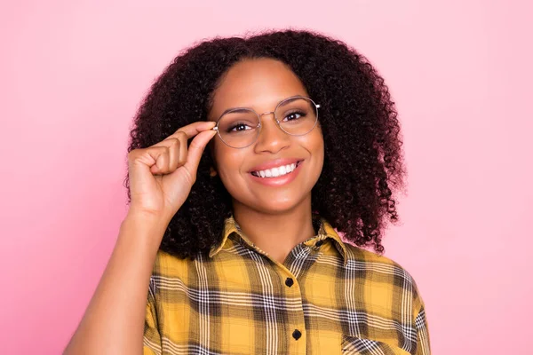 Foto de alegre dama positiva mantenga gafas sonrisa dentada use camisa a cuadros aislado color rosa fondo — Foto de Stock