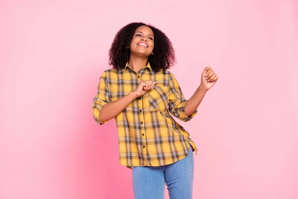 Foto van zorgeloze dromerige dame dans verplaatsen kijken lege ruimte dragen geruite shirt geïsoleerde roze kleur achtergrond — Stockfoto