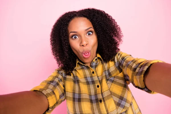 Foto de criança bonito escuro pele senhora desgaste xadrez camisa tacking selfie mostrando língua tubo isolado cor-de-rosa fundo — Fotografia de Stock