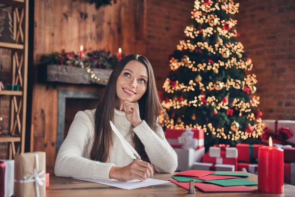 輝く夢の若い女性の写真白いプルオーバーを身に着けています笑顔書きクリスマスの願い屋内の家の部屋 — ストック写真