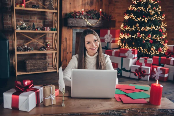 Porträtt av attraktiv glad flicka med hjälp av laptop gör konst arbete hälsningar service på loft industriell interiör hem inomhus — Stockfoto