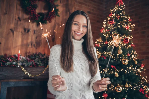 写真ポートレートニットのセーターを着て笑顔装飾されたクリスマスツリーの近くに燃える優しい光を微笑む女性 — ストック写真