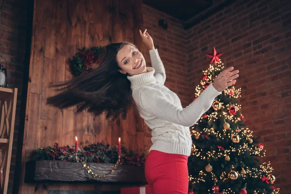 Foto portret lachende vrouw draagt gebreide trui thuis dansen op nieuwjaarsfeest in de buurt van kerstboom — Stockfoto