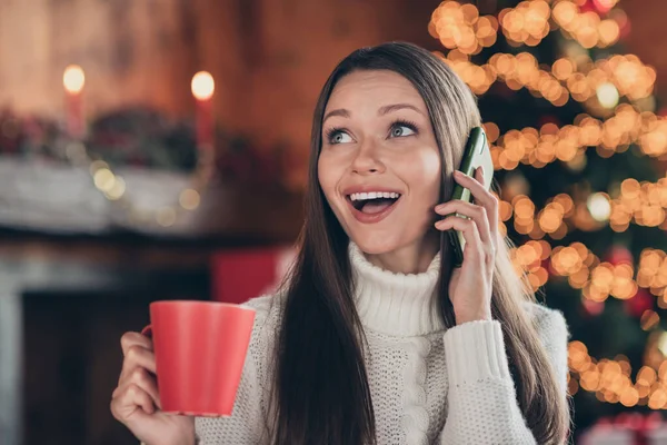 Foto porträtt skrattande kvinna talar på mobiltelefon dricka kaffe på vintern semester — Stockfoto