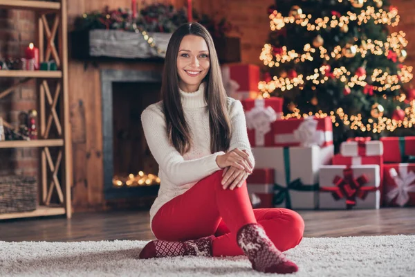 Photo de jolie adorable jeune femme habillée pull tricoté assis plancher souriant intérieur chambre maison maison — Photo