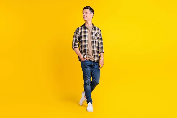 スマートな男性の写真は空のスペースの手のポケットは、再生シャツのジーンズの靴は黄色の背景を分離 — ストック写真