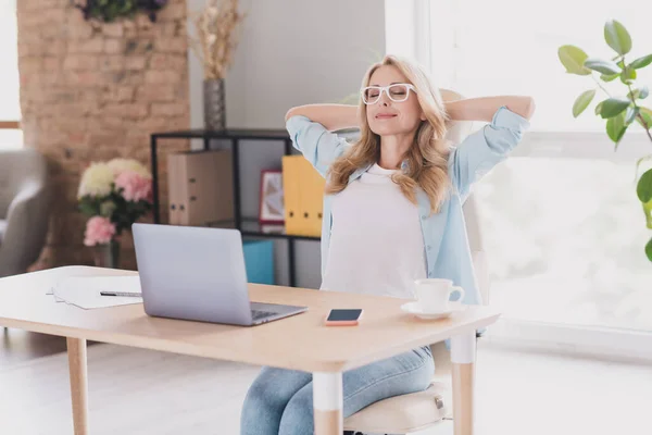 Foto portrét obchodní žena nosí brýle sedí u stolu s notebookem chlazení na přestávce — Stock fotografie