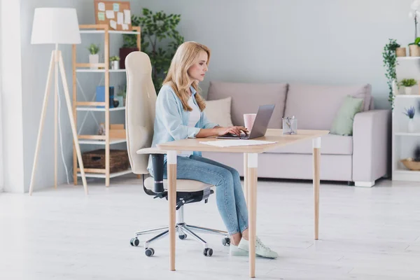 Foto lateral de perfil de tamaño completo de una mujer de negocios seria que trabaja a distancia en casa escribiendo el trabajo del teclado en la nueva puesta en marcha del proyecto — Foto de Stock