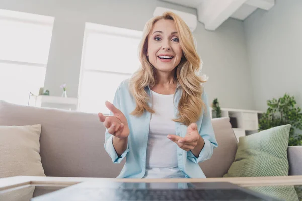 Foto de mulher doce idade adorável vestido azul camisa mesa de estar tendo vídeo reunião gadget moderno sorrindo dentro de casa quarto — Fotografia de Stock