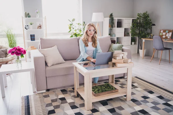 Longitud completa cuerpo tamaño foto mujer usando gafas de navegación por Internet con el ordenador portátil haciendo compras en Internet — Foto de Stock