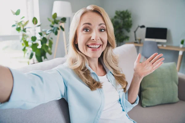 Foto van positieve grappige blogger dame houden camera te nemen selfie tand glimlach dragen blauw shirt huis appartement binnen — Stockfoto