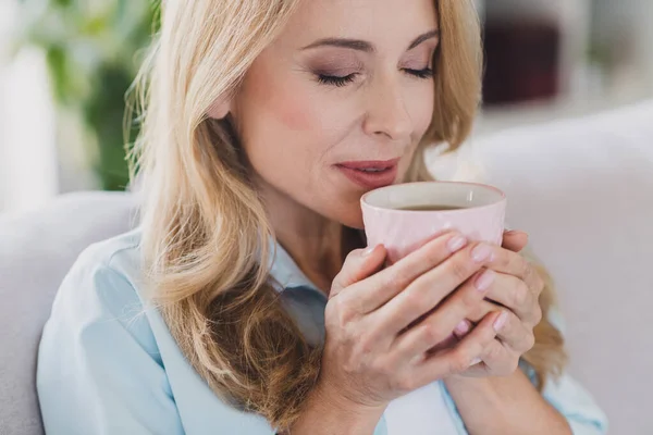 Foto portrét žena blond vlasy těší kávu aroma pití nápoj relaxační sám — Stock fotografie