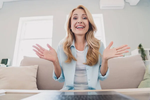 Portret van vrolijke glimlachende mooie zakenvrouw hebben online conferentie in laptop afstandswerk thuis — Stockfoto