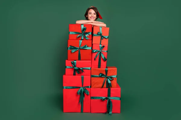 Pozitif, hoş, postacı kadın elleri istif kutusu elf kostüm şapkası giyme yeşil arka plan — Stok fotoğraf