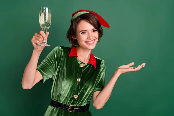 Photo de gai dame boire champagne félicitations événement porter elfe costume chapeau isolé fond de couleur verte — Photo