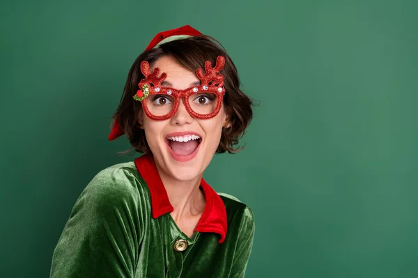Fotografie dojem hezká mladá žena oblečená elf kostým jelena brýle s úsměvem prázdný prostor izolované zelené barvy pozadí — Stock fotografie