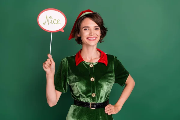 Foto van vrolijke jury dame houden stok toespraak mooie kaart dragen elf kostuum hoed geïsoleerde groene kleur achtergrond — Stockfoto
