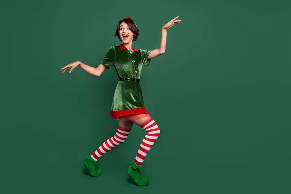 Full längd kroppsstorlek bild av attraktiv glad rolig flicka dans har kul isolerad över grön färg bakgrund — Stockfoto