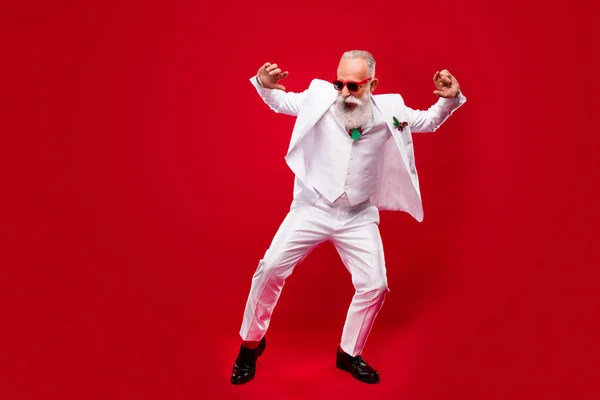 Funk ihtiyarının tam boy fotoğrafı, gri saçlı adam dansı kırmızı arka planda izole edilmiş beyaz gözlük giyin. — Stok fotoğraf