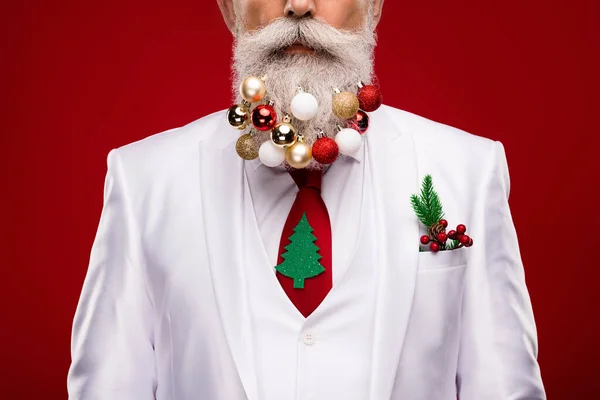 Cropped photo of old serious cool homme porter des boules de barbe costume de décoration de Noël isolé sur fond de couleur rouge — Photo