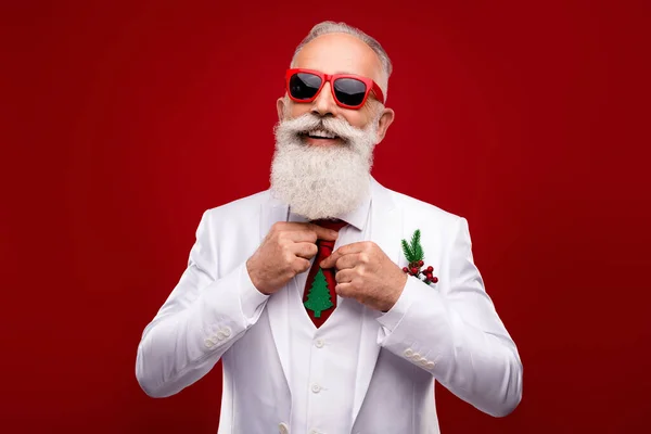 Photo de gai positif charmant vieil homme fixer arbre cravate nouvel an événement sourire artiste isolé sur fond de couleur rouge — Photo