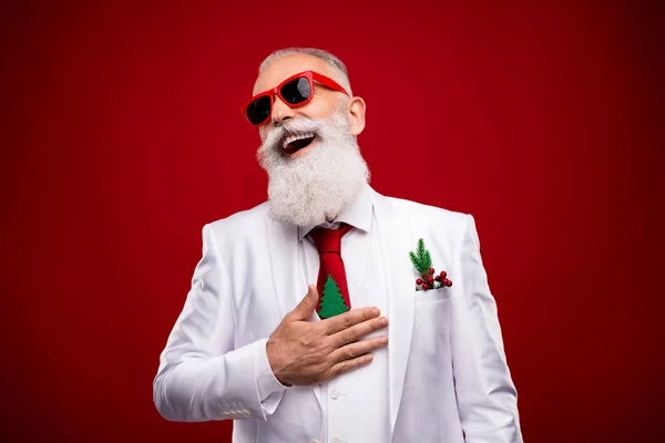 Photo de drôles de vieux cheveux blancs homme poitrine à main regarder vide espace porter des lunettes veste blanche isolé sur fond de couleur rouge — Photo