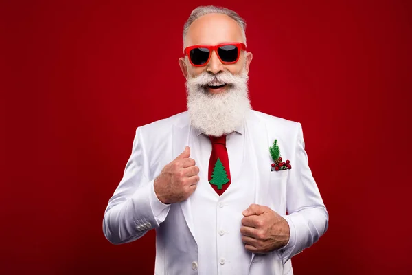 Foto di funky cool uomo maturo vestito bianco Natale costume occhiali scuri sorridente isolato colore rosso sfondo — Foto Stock