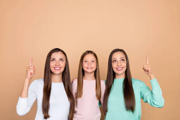 Foto von fröhlich glücklich Familie Generation Frau Zeigefinger Blick nach oben leeren Raum Verkauf isoliert auf beige Hintergrund — Stockfoto