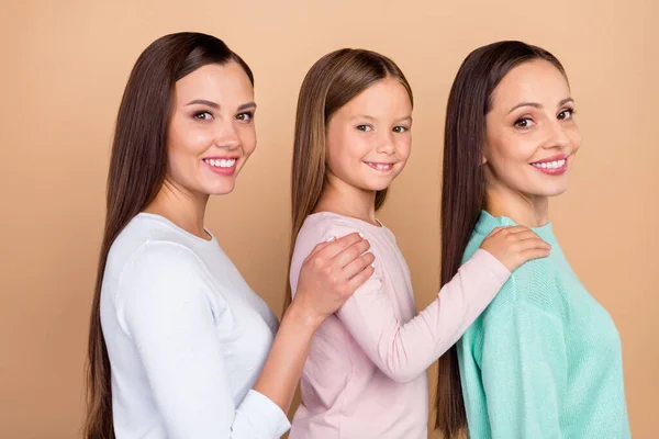 Profil boční fotografie veselá šťastná rodina žena dobrá nálada ruka péče o rameno izolované na béžové barvy pozadí — Stock fotografie