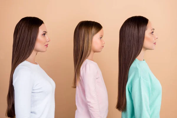 Profiel zijkant foto van rustige familie generatie vrouw kijken lege ruimte geïsoleerd op pastel beige kleur achtergrond — Stockfoto