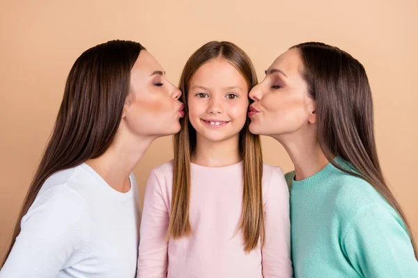 Foto veselé trendy generace žena polibek dívka tvář náklonnost izolované na pastel béžové barvy pozadí — Stock fotografie