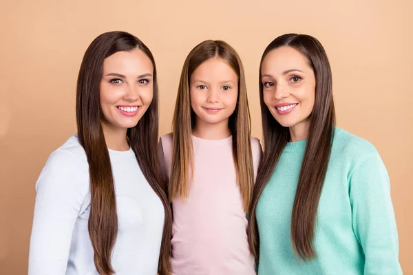 Retrato de três meninas carinhosas atraentes abraçando sentimentos de confiança isolados sobre fundo cor pastel bege — Fotografia de Stock