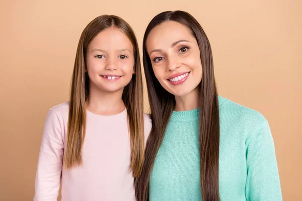 Retrato de duas meninas alegres carinhosas atraentes ligação cuidado confiança isolado sobre fundo cor pastel bege — Fotografia de Stock