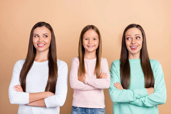 Porträtt av tre attraktiva glada nyfikna innehåll flickor vikta armar tänkande isolerad över beige pastell färg bakgrund — Stockfoto