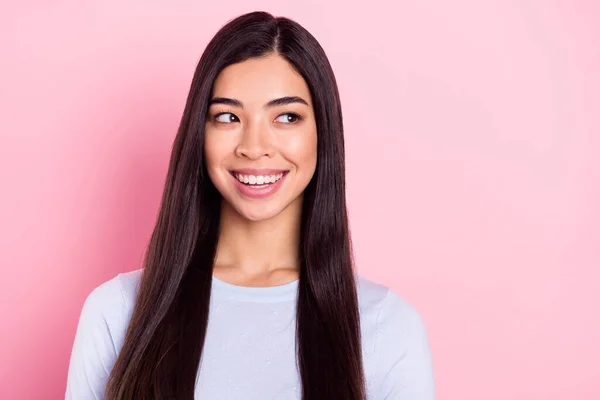 Foto ritratto di bruna indossa felpa blu sorridente felice cercando spazio vuoto isolato su sfondo di colore rosa pastello — Foto Stock