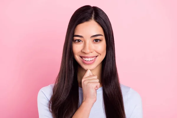 Foto portret van brunette doordachte aanraken kin slim kreeg idee geïsoleerd op pastel roze kleur achtergrond — Stockfoto