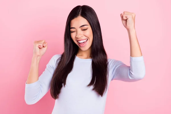 Foto ritratto di bruna gesticolare come vincitore felicemente isolato su sfondo rosa pastello — Foto Stock