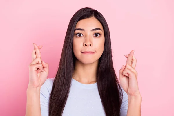 Foto porträtt av flicka hoppas på tur med korsade fingrar isolerade på pastell rosa färg bakgrund — Stockfoto