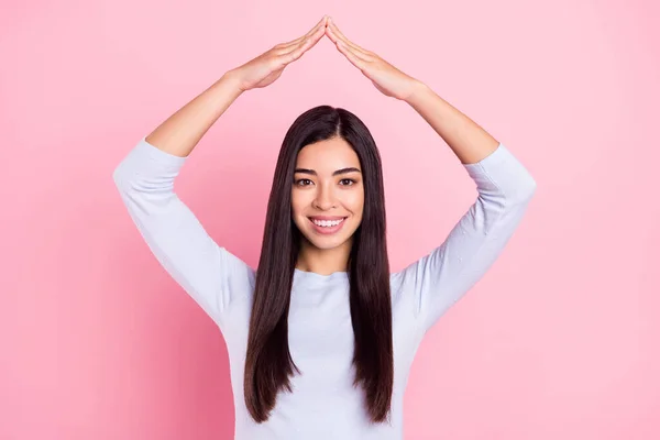 Foto ritratto di ragazza sorridente comprato nuova casa felice isolato su sfondo di colore rosa pastello — Foto Stock