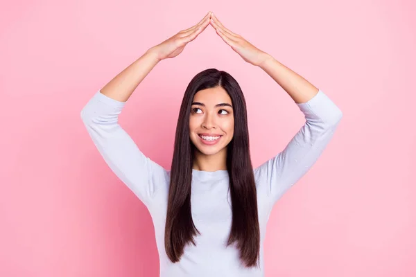 Foto ritratto di ragazza sorridente sentirsi al sicuro cercando spazio vuoto nuova assicurazione isolato su sfondo di colore rosa pastello — Foto Stock