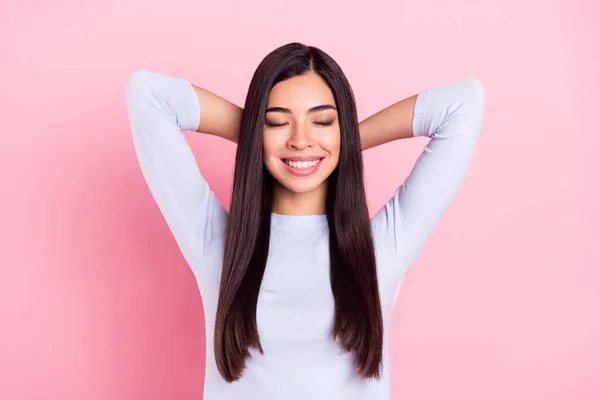 Foto retrato de menina que coloca sonhando relaxante após o dia duro isolado no fundo cor-de-rosa pastel — Fotografia de Stock