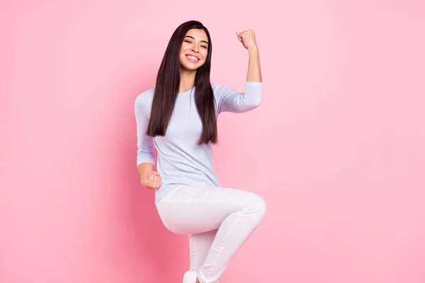 Portrait photo de fille souriant geste comme gagnant isolé sur fond rose pastel — Photo