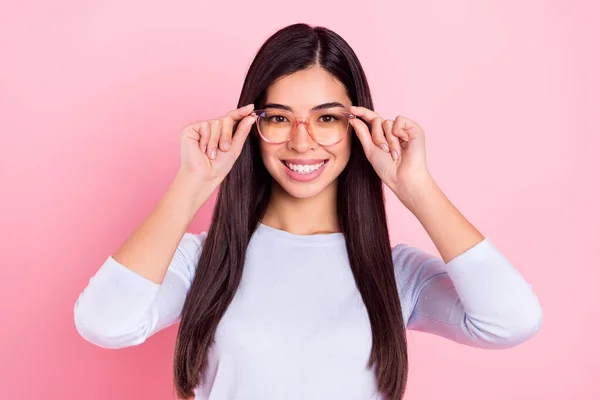 Retrato de atractiva chica alegre intelectual con especificaciones conmovedoras aisladas sobre fondo de color pastel rosa —  Fotos de Stock