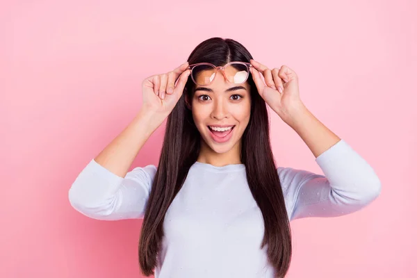 Ritratto di attraente stupito ragazza allegra toccando specifiche buona reazione notizie isolato su sfondo rosa pastello colore — Foto Stock