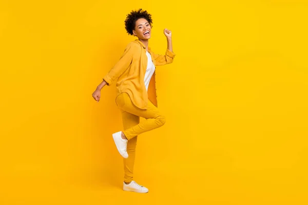 Full längd kropp storlek foto kvinna bär gula kläder gest som vinnare isolerad ljus gul färg bakgrund — Stockfoto