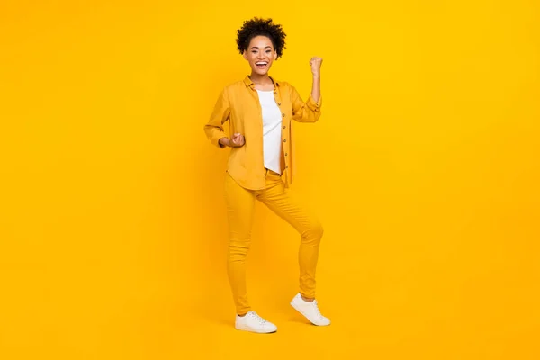 Foto de comprimento total de jovem senhora preta comemorar o sucesso vitória ganhar loteria isolada sobre fundo de cor amarela — Fotografia de Stock