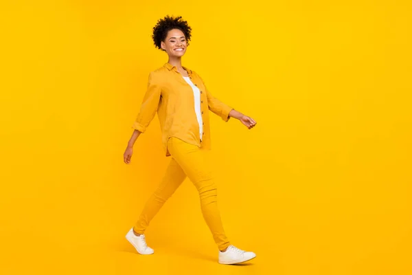 Foto lateral de perfil de tamanho completo da jovem mulher afro linda ir reunião passo isolado sobre fundo de cor amarela — Fotografia de Stock