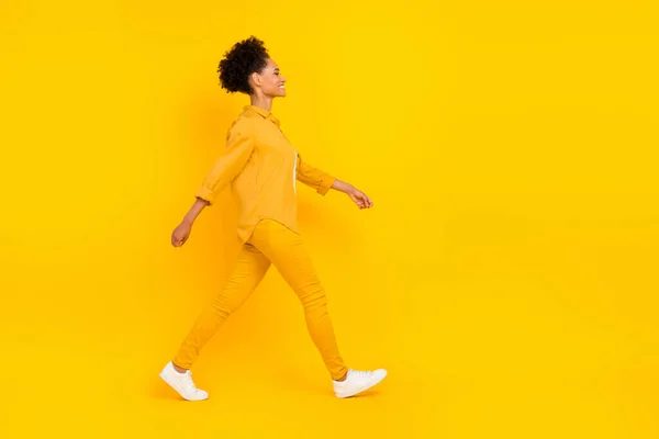 Фотография женщины в полный рост, улыбающаяся при встрече с изолированным ярким желтым цветом на фоне — стоковое фото